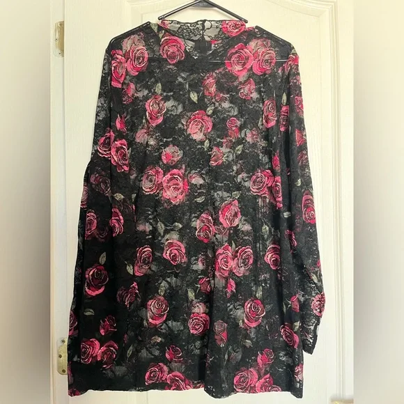 Torrid NWT long sleeve black w/roses long sleeve shirt. 3X - Picture 2 of 6